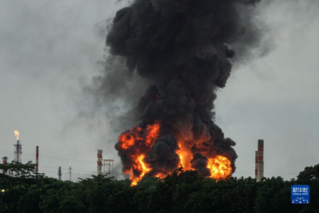 印尼一炼油厂发生火灾