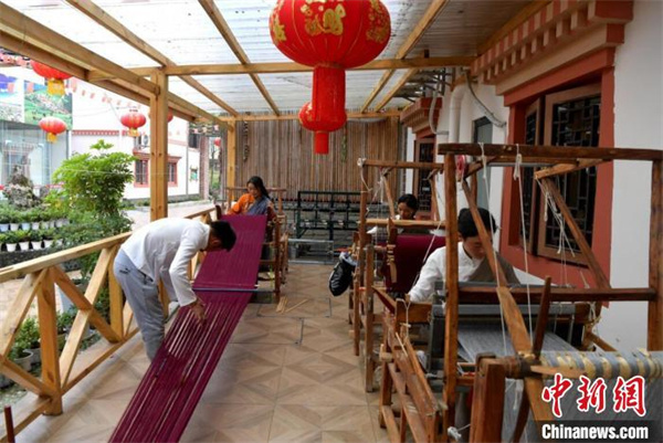 四川阿坝：“80后”藏族青年回乡创业 “织”出美好新生活