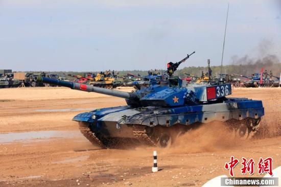 中国“坦克两项”参赛队顺利完成首赛