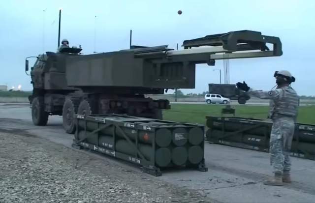 波兰斥资100亿美元购买18辆海马斯火箭炮