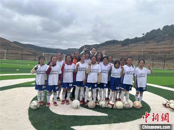 中国女足球员走进凉山“云端小学” 鼓励女足小将追梦
