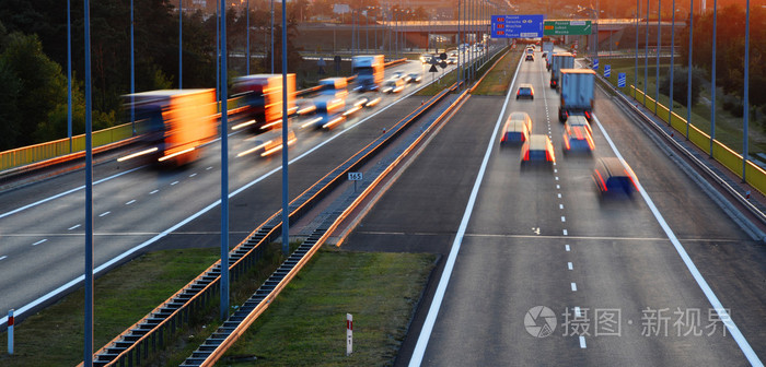 波兰一高速公路上发生交通事故 致1死1伤