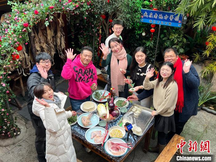 两岸青年南京展厨艺 同做同享团圆饭