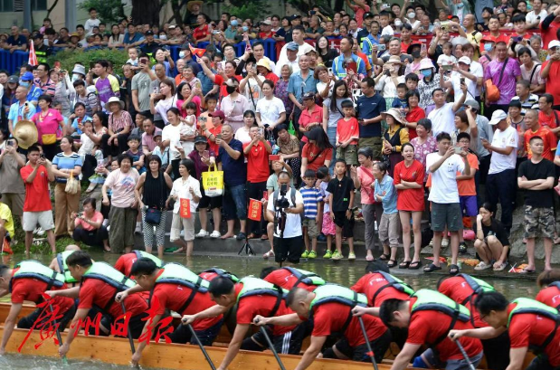 龙舟版“速度与激情”在天河深涌上演