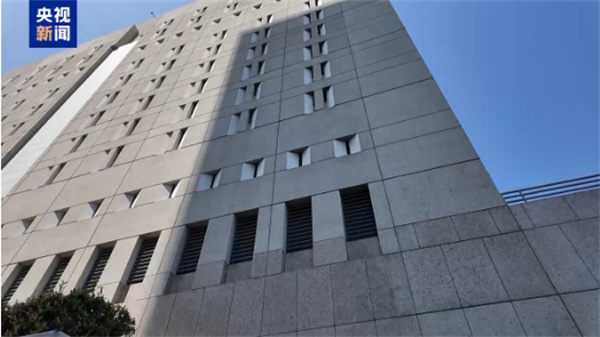 央视记者直击洛杉矶冲突现场：我能听见防暴弹爆炸声不断