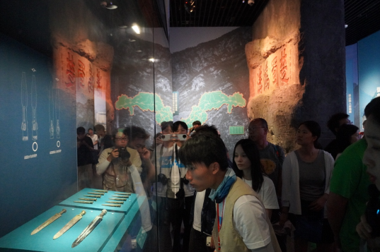 “一带一路” 记者驿站——2025范长江行动重庆行抵渝 港渝学子以脚步丈量双城印记