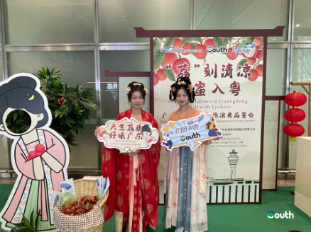 Sweet touchdown in Guangdong: int'l travelers cool down with lychees at Baiyun Airport