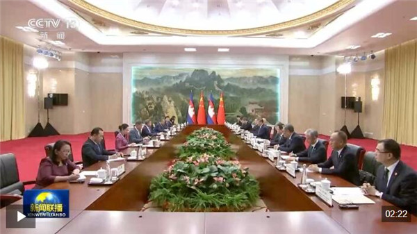习近平会见柬埔寨首相洪玛奈