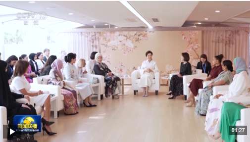 彭丽媛同出席2025年上海合作组织峰会外方领导人夫人游览天津海河