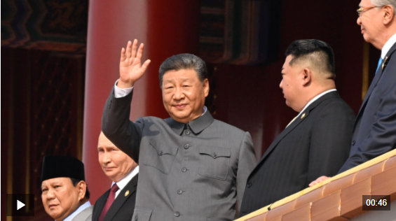 习近平来到天安门城楼 向各界代表挥手致意