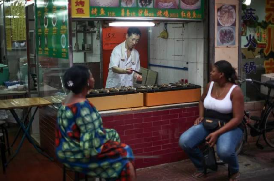 在伦敦摆摊的黑人阿姨，决定去“全场一元”的广州淘金