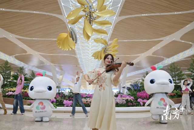 白云机场T3今起开启国际业务，第一位出境旅客：“很漂亮很便利！”