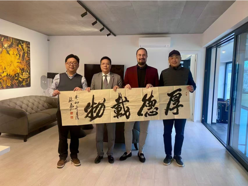 超越画布的使者：亚罗·舒莱克的艺术、记忆与和平之路