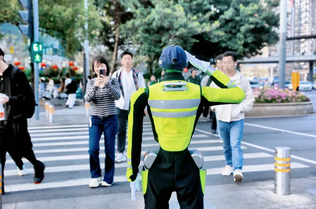 真来干活的！“机器人交警”现身广东街头