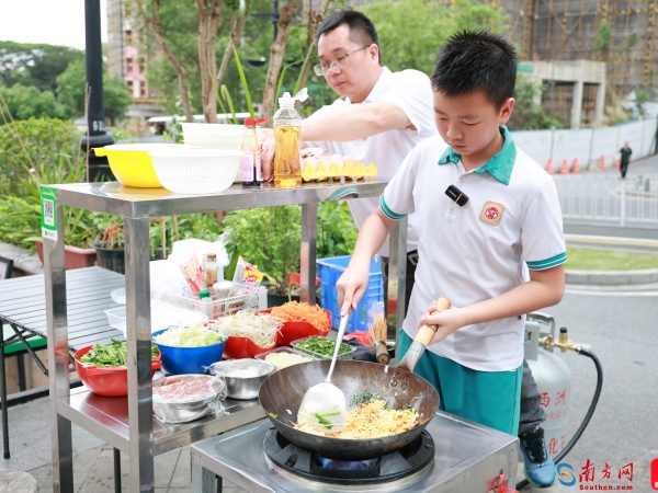 广州11岁炒粉“小孩哥”走红，校长点赞：劳动是最好教科书