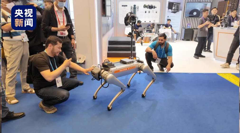 残障女子当场“站”起来！这一幕让科技有了温度