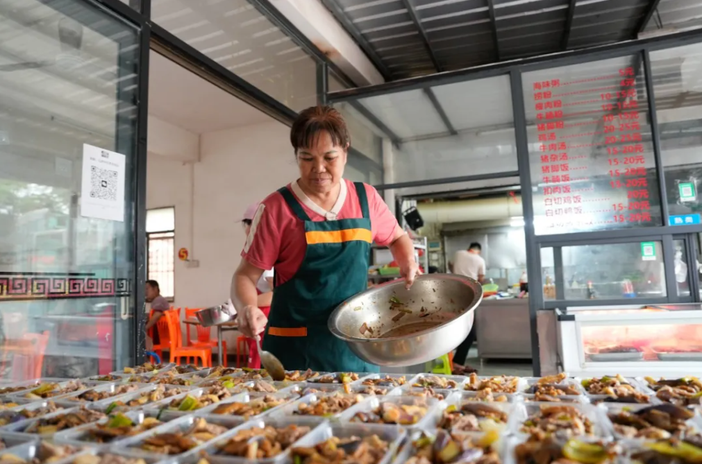 包司机三餐！数百辆货车涌进全网最暖糖厂