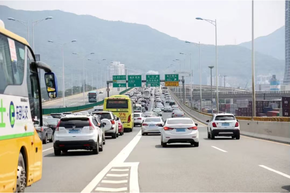 今年“五一”，广东24个高速公路点段实行“三潮汐一管控”