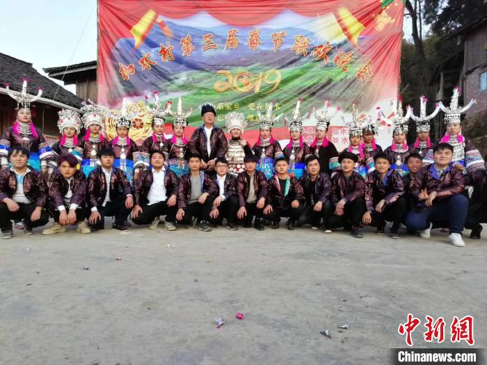 张志民穿着少数民族服饰与村民欢庆2019年春节。 受访者供图