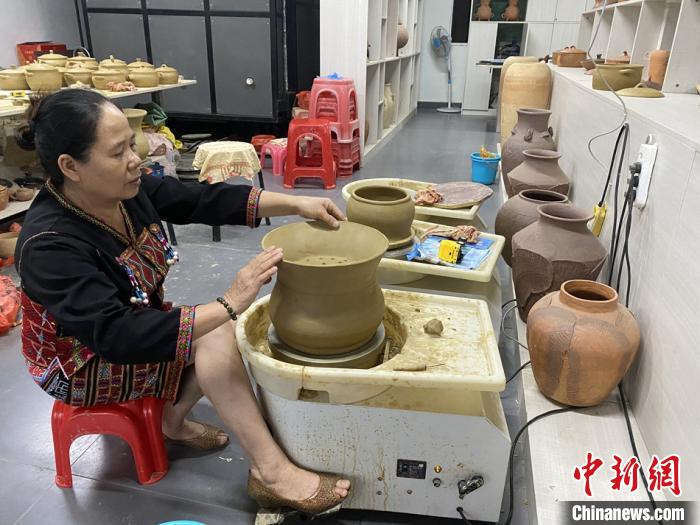 图为黎族原始制陶技艺县级代表性传承人黄玉英在制陶。凌楠摄