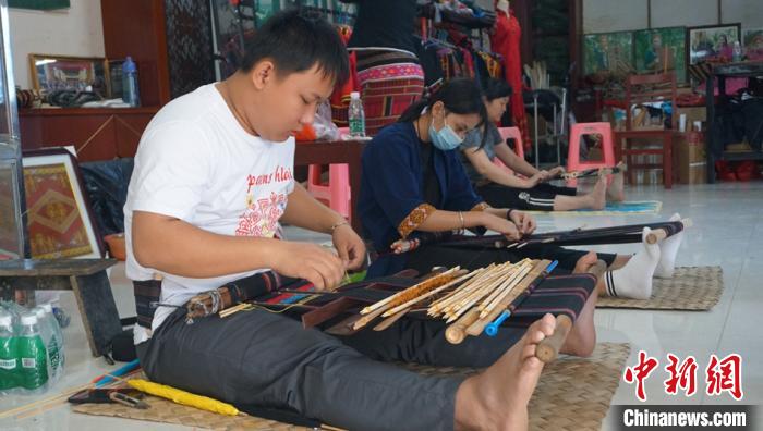 图为20岁的黎族小伙张俊扬在五指山黎族织锦传习所学习织锦技艺。符宇群摄