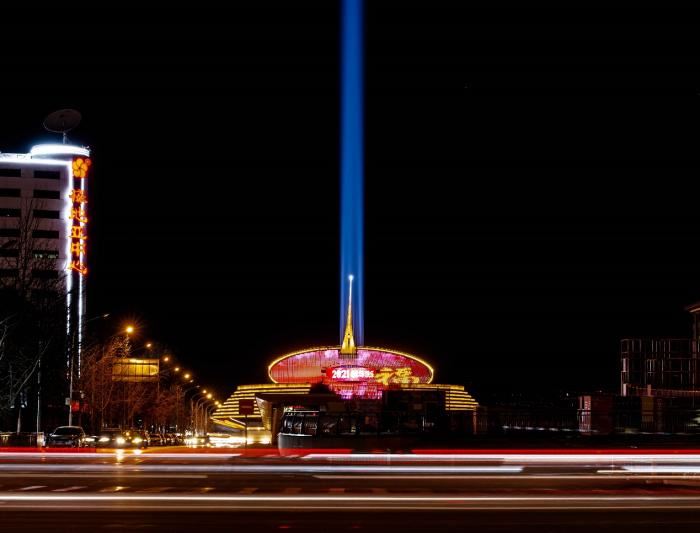 “北京之光”点亮首都夜空。供图。 “北京之光”点亮首都夜空。供图。