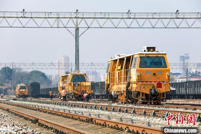 大型养路机械在鹰潭铁路枢纽编组站进行机械化施工作业。　汪翰 摄
