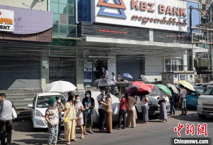 缅甸仰光机场将关闭至4月底 银行关闭民众街头排队提款