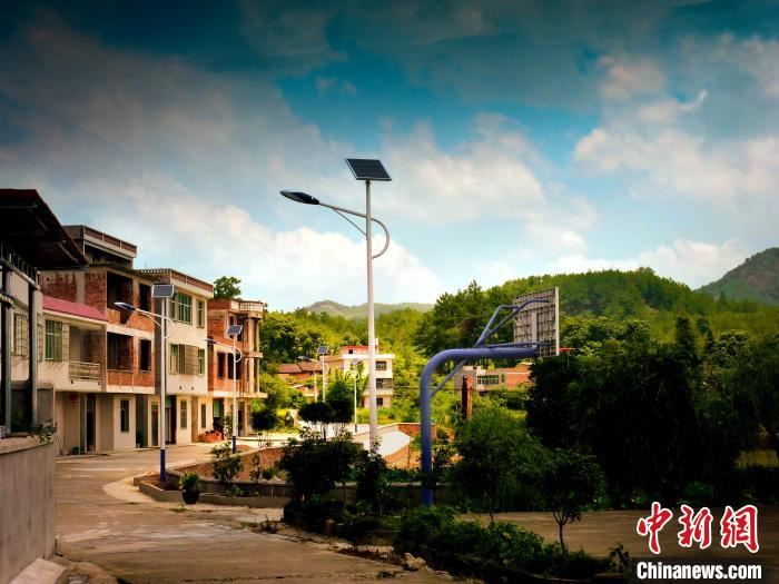 在工作队的努力下,环村公路体系形成,现在全村已经有99%以上农户入户路实现了硬化。 陈忠 摄 在工作队的努力下,环村公路体系形成,现在全村已经有99%以上农户入户路实现了硬化。 陈忠 摄