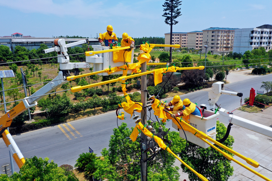 State Grid Yingtan Power Supply Company Conduct Live-line Maintenance in Summer Heat to Ensure Residential Electricity Supply_fororder_图片4