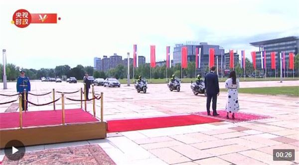 独家视频丨习近平和夫人彭丽媛抵达塞尔维亚大厦前广场 武契奇总统夫妇热情迎接