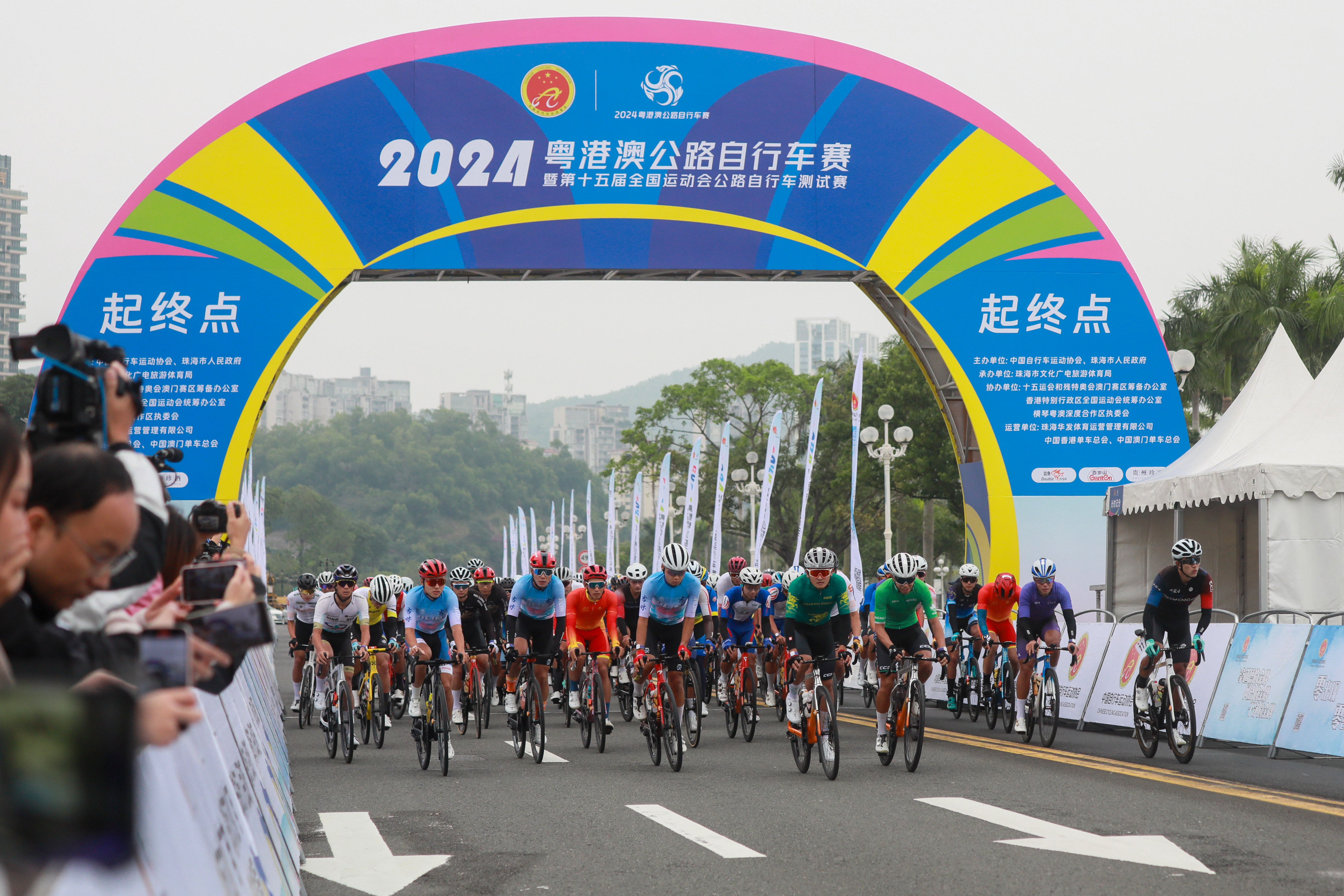 67名骑手首“跨”港珠澳大桥！2024粤港澳公路自行车赛举行