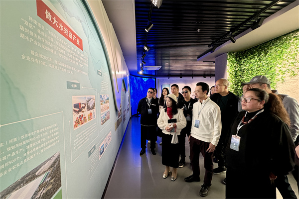 海外华媒广东行｜走入供港生命水线之源万绿湖 华媒赞河源生态经济平衡得当