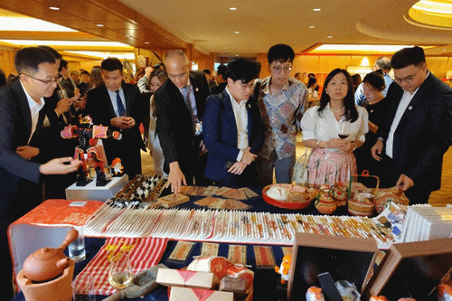 把“乡愁”办成展，火到了新加坡